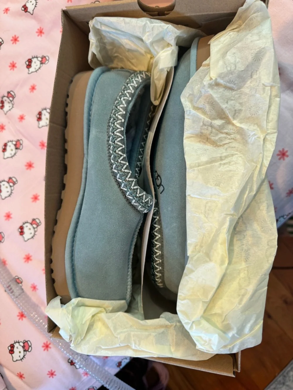 UGG woman’s Blue Slipper Shoes - Picture 4 of 8
